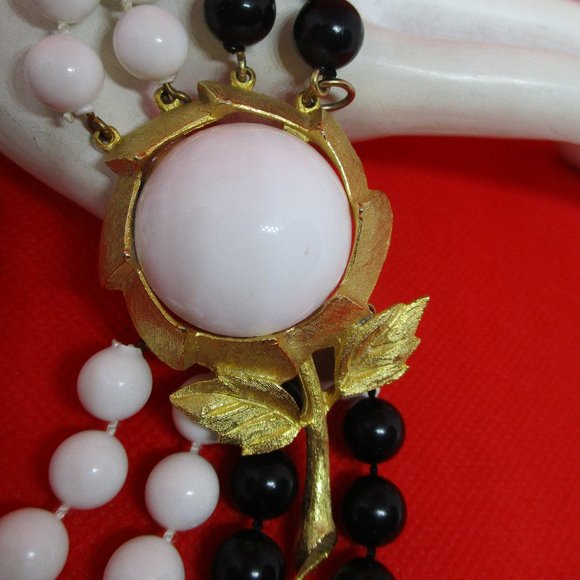 HUGE FLOWER CLASP Four Knotted Strand Lucite Black And White Beaded Necklace - Picture 2 of 12